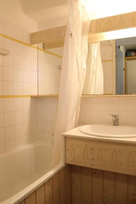 P2-3 Esprit Chalet Sur Les Pistes De Courchevel 0*,  France